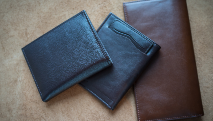 完成した靴べらと名刺入れの製品写真